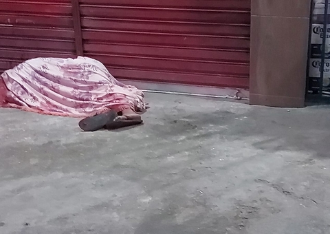 Homem sai para comprar cigarros e é assassinado em mercadinho em Manaus