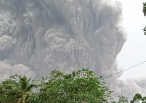 Vulcão Monte Semeru expele nuvem de cinzas e ilha na Indonésia é evacuada