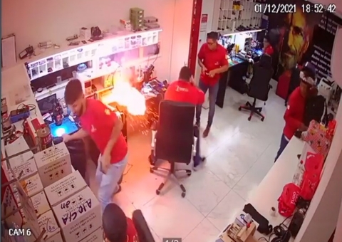 Veja momento em que bateria de celular 'inchado' explode em loja e causa pânico