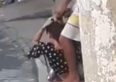 Homem não aceita término e corta cabelo de ex-namorada em via pública