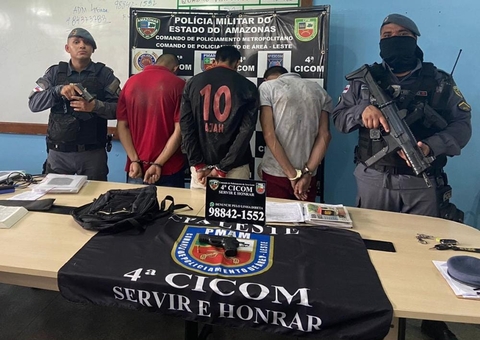 Gasolina de carro roubado acaba durante fuga e trio é preso em Manaus