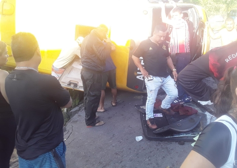 Ferido, motorista revela que micro-ônibus que capotou em Manaus já apresentava problemas