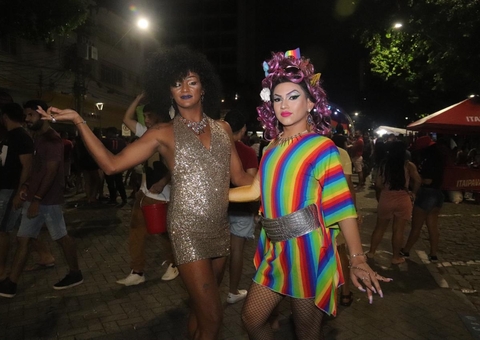 Parada do Orgulho LGBTQIA+ reúne centenas de pessoas no Centro de Manaus