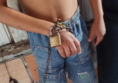 Criança acorrentada por pai e madrasta em Manaus comia restos do chão e era espancada