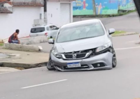Carro fica destruído durante acidente em avenida de Manaus