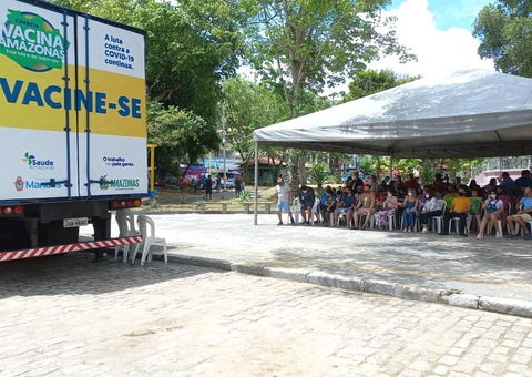 Carreta da Vacinação imuniza centenas de pessoas contra a covid-19 em Manaus