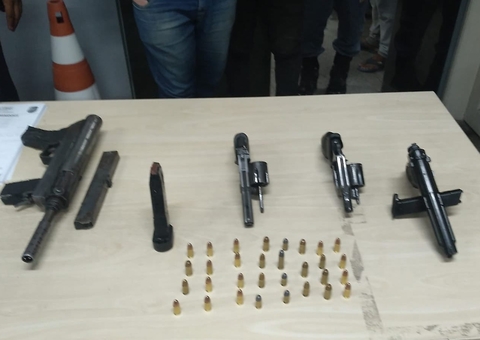 Homem é preso com mochila recheada com armas e munições em Manaus