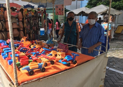 Construtor de brinquedos faz alegria da criançada na Feira de Artesanato da Eduardo Ribeiro