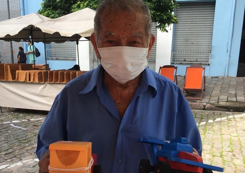 Construtor de brinquedos faz a alegria de crianças na Feira de Artesanato da Eduardo Ribeiro