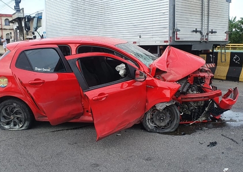 Embriagada, mulher dorme ao volante e causa acidente com ferido em Manaus