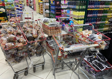 Panetones, carnes e conservas vencidas são apreendidas em supermercado de Manaus