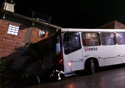 Motorista de ônibus perde o controle e atinge casa em Manaus; Veja vídeo