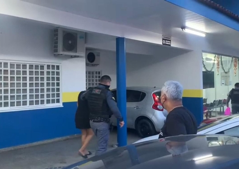 Mulher é presa com arma após ser abandonada por companheiro em Manaus