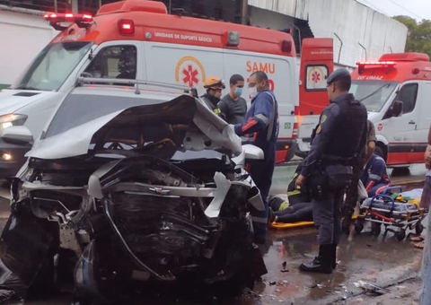 Acidente: Carros batem de frente e motorista fica ferida em Manaus; vídeo