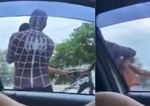 Homem-Aranha pula de trenzinho e enforca menino em Minas Gerais
