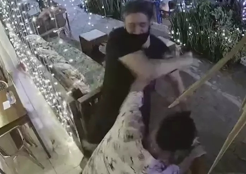 Vídeo: Funcionário de restaurante é agredido após pedir comprovante de vacinação a cliente