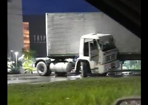 Acidente com carreta desatrelada fecha avenida de Manaus e causa engarrafamento; Vídeo