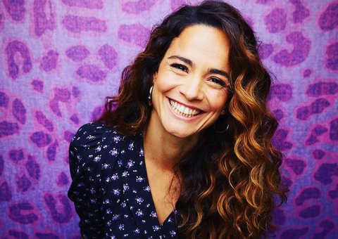 Alice Braga faz rara aparição com a namorada, a atriz Bianca Comparato  