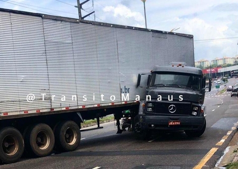 Acidente com carreta causa trânsito caótico em avenida de Manaus 