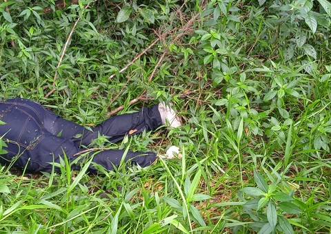 Moradores sentem odor forte e acham corpo de homem no meio do mato em Manaus