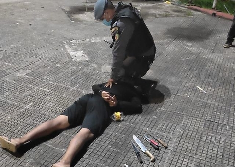 Homem é preso em Manaus após assaltar ônibus armado com facão 