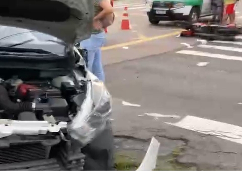 Acidente violento entre carro e motocicleta deixa dois feridos em Manaus