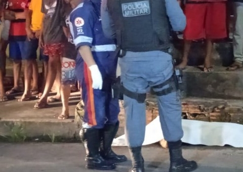 Homem é assassinado a tiros por suspeitos em moto enquanto caminhava em Manaus