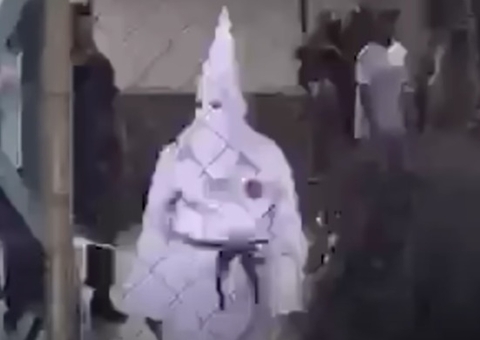Professor é expulso ao usar fantasia do Ku Klux Klan em festa escolar