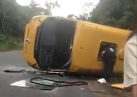 Sobe para três o número de mortos em acidente com micro-ônibus em Novo Airão