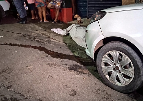 Criminosos em carro de luxo matam homem em via pública na Compensa