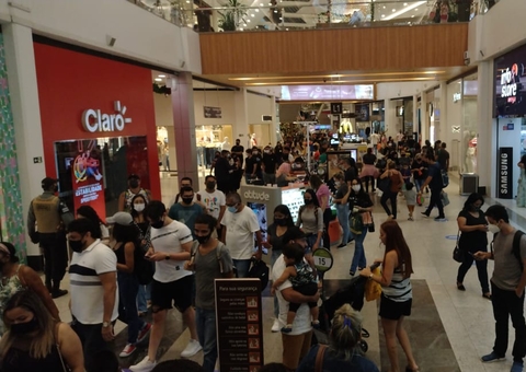 Shoppings ficam lotados dois dias antes do Natal em Manaus