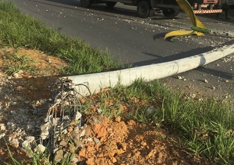 Homem é arremessado de caminhão após batida contra poste em Manaus 