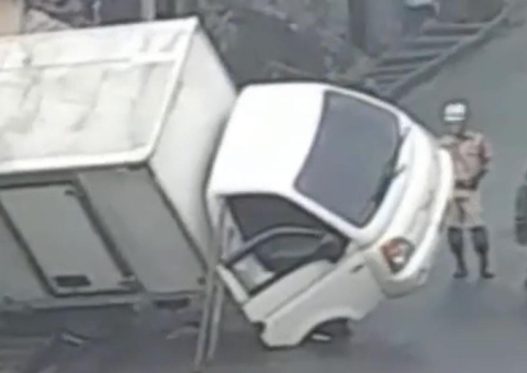 Vídeo: Motorista fica preso após caminhão tombar em muro de casa em Manaus