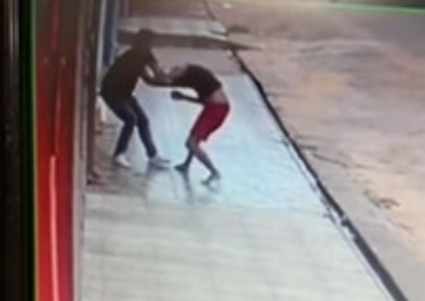 Jovem negro é espancado ao ser acusado de roubar o próprio carro