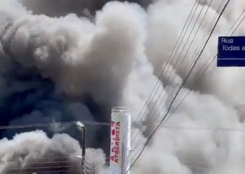 Incêndio de grandes proporções causa pânico em supermercado de Florianópolis