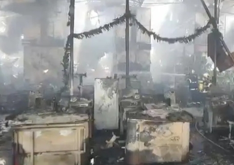 Após 24h, incêndio no supermercado Fort Atacadista continua 