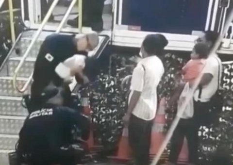 Vídeo: Bebê engasga com leite materno e é salva por policiais 
