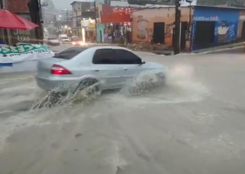 Vídeo: Na véspera de Natal, forte chuva atinge Manaus e causa alagamentos