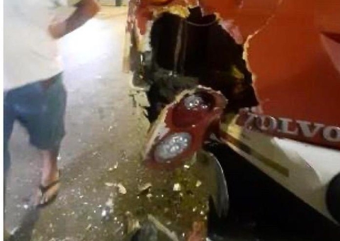 Ônibus fica com traseira destruída após forte colisão com micro-ônibus em Manaus