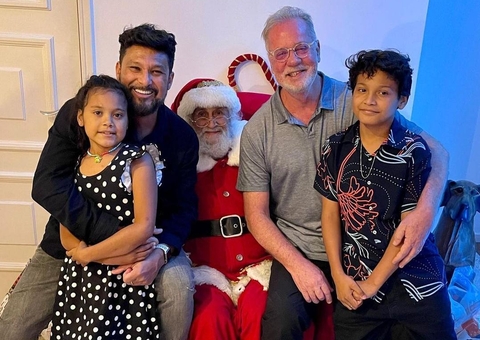 Luiz Fernando Guimarães posa ao lado do marido e filhos em primeiro Natal juntos