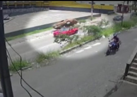 Vídeo: Motorista perde o controle e cai em cima de Camaro Vermelho e deixa 9 feridos