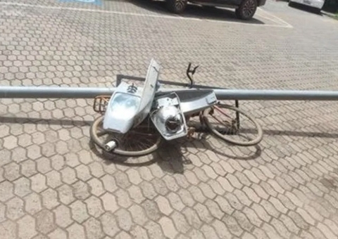 Homem rouba poste e tenta fugir de bicicleta mas acaba preso no DF