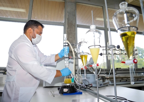 Pesquisador da Ufam busca transformar resíduos de óleo de fritura em ‘lubrificante verde’