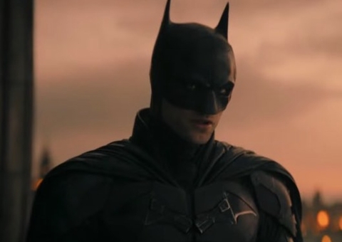 Robert Pattinson surge com barriga trincada em novo trailer de Batman 