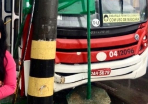 Acidente: Motorista de ônibus perde o controle e atinge poste em Manaus