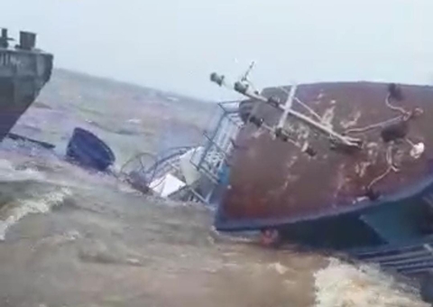 Veja momento que barco afunda no Rio Negro durante temporal
