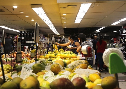 Prejuízo do comércio com feriados será menor em 2022, diz CNC