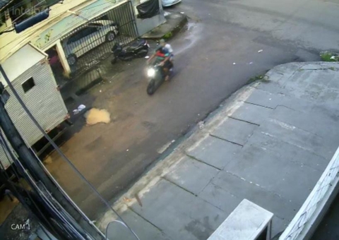 Vídeo mostra assassinos chegando em motocicleta para matar barbeiro em Manaus