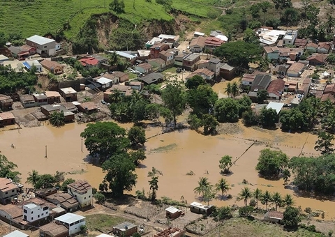 Senadores cobram ajuda federal no socorro a vítimas de enchentes na Bahia