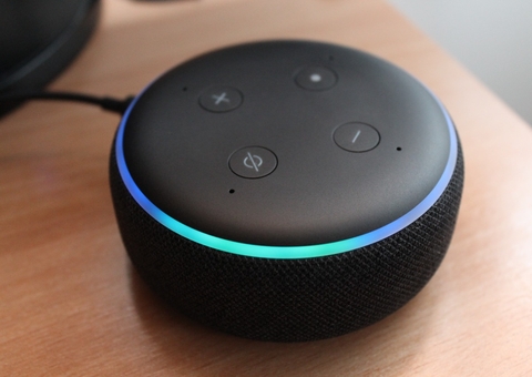 Alexa desafia criança de 10 anos a encostar moeda em tomada com carregador